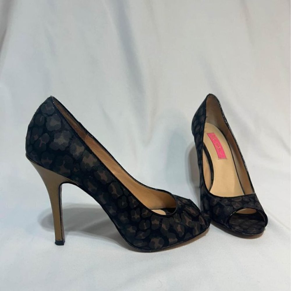 BETSEY Johnson woman’s peep toe pump. Camo design. Size 9. Excellent condition!